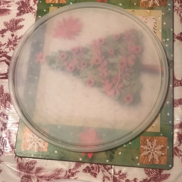 12 inch Round Divided Tupperware Bowl - Picture 4 of 12